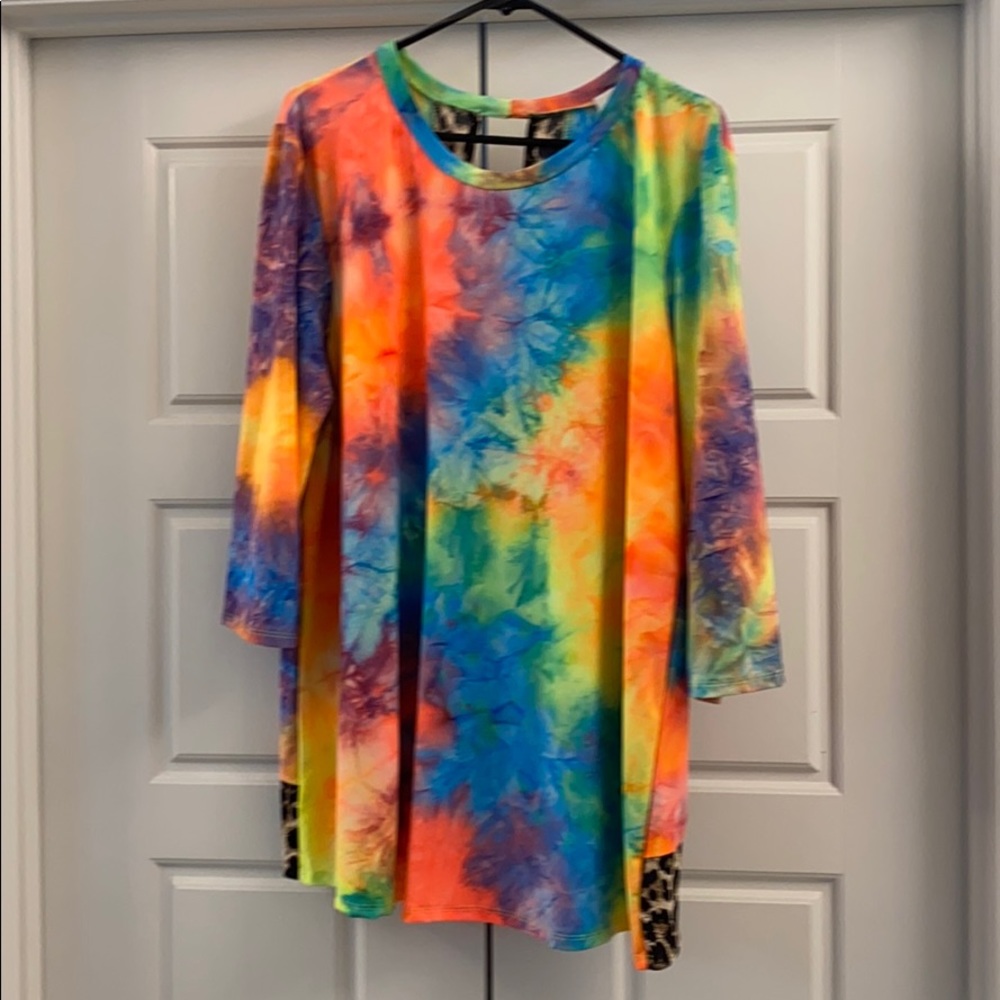 Tie dye open back shirt with leopard print